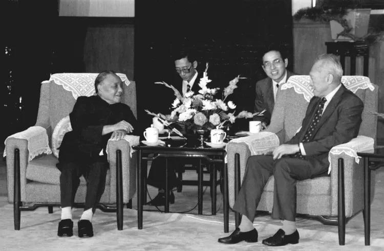 李光耀评价*小平邓**：从未见过一位领袖，在现实面前愿放弃一己之见