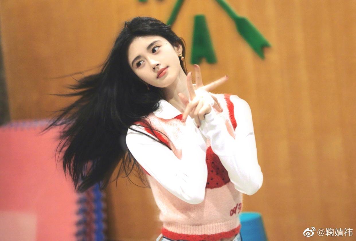 鞠婧祎近期路人照,鞠婧祎回应垫肩路人机场照