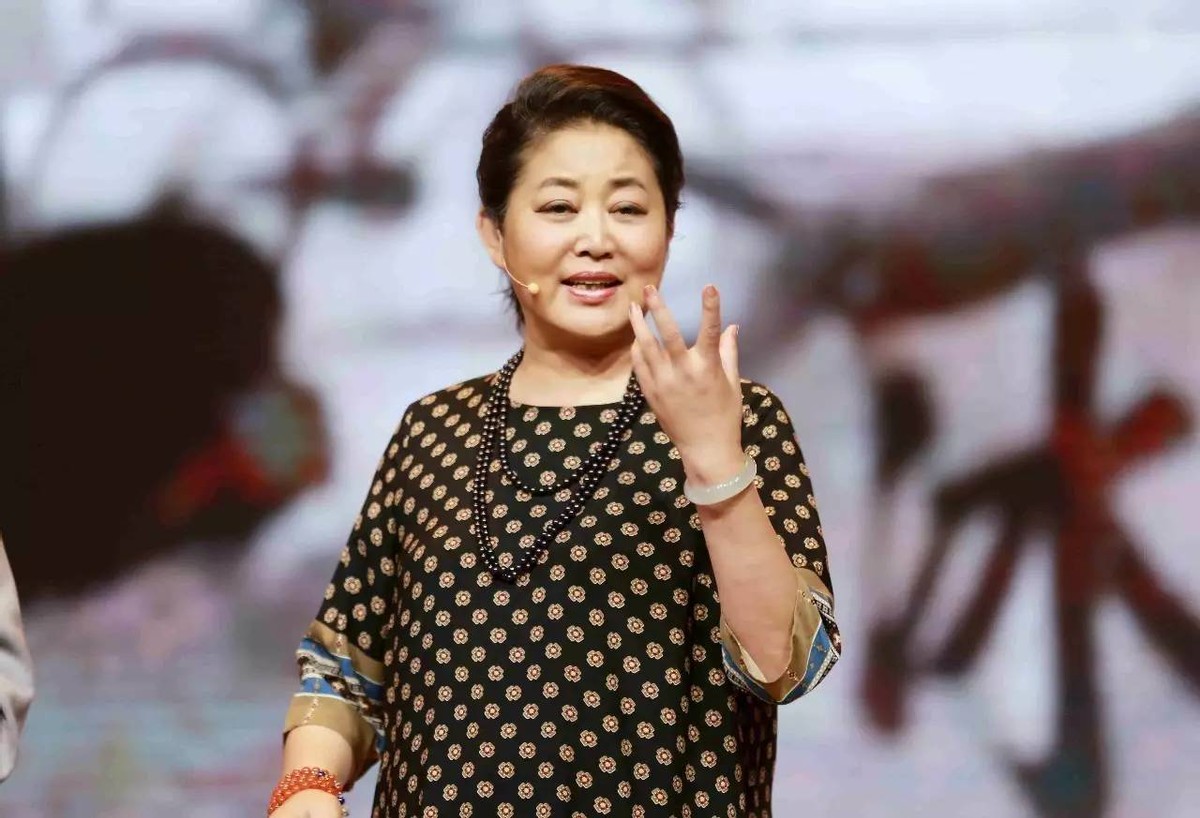 收手吧倪萍!别再*辱侮**观众智商了，64岁演“刘姥姥”雷人又无脑