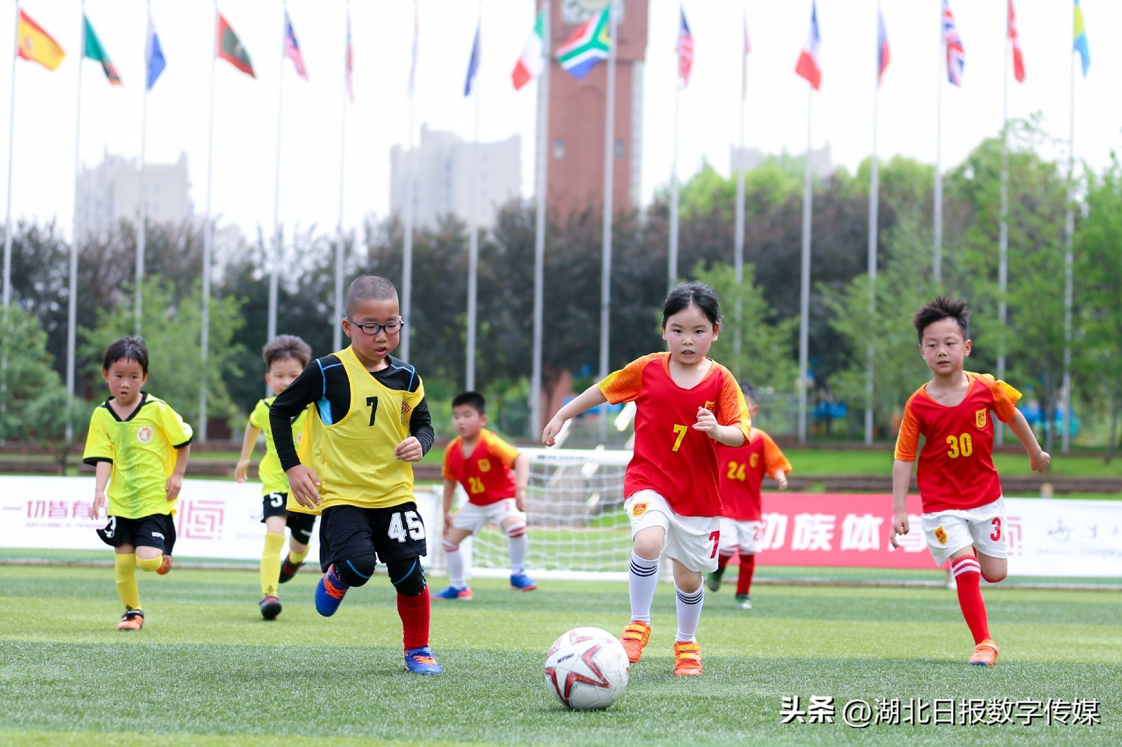 幼儿园孩子足球踢门比赛,幼儿园小朋友踢足球比赛视频