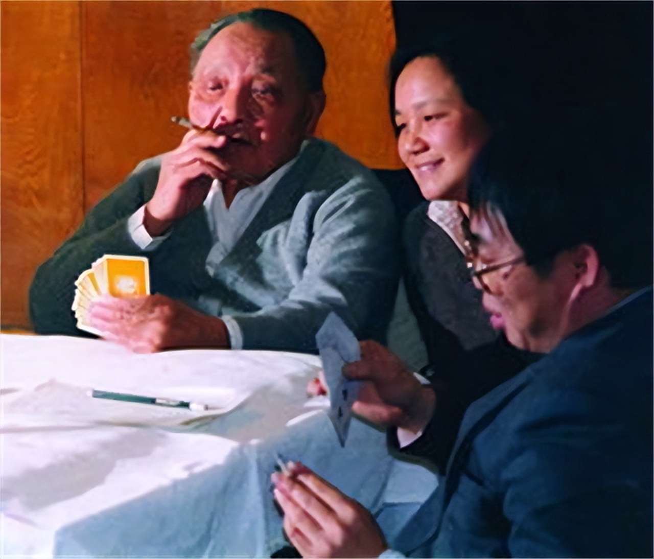 1988年全国人大会议上，有人给*小平邓**递纸条：小平同志请不要吸烟