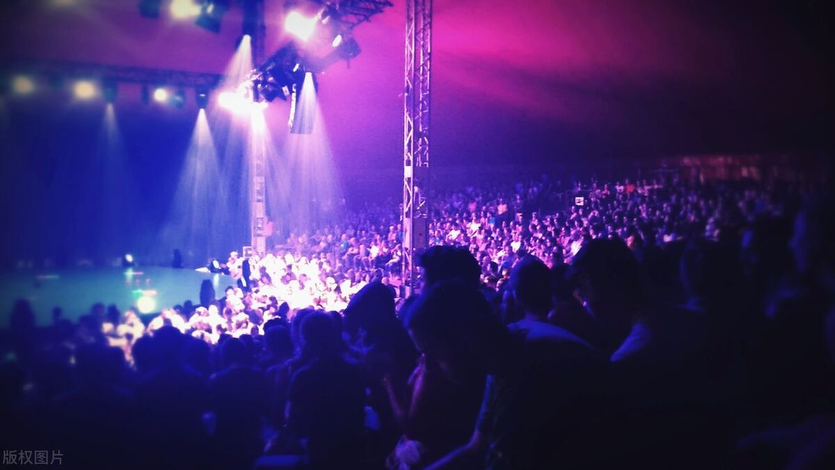 区分表示“观众”的名词:audience,viewer,spectator