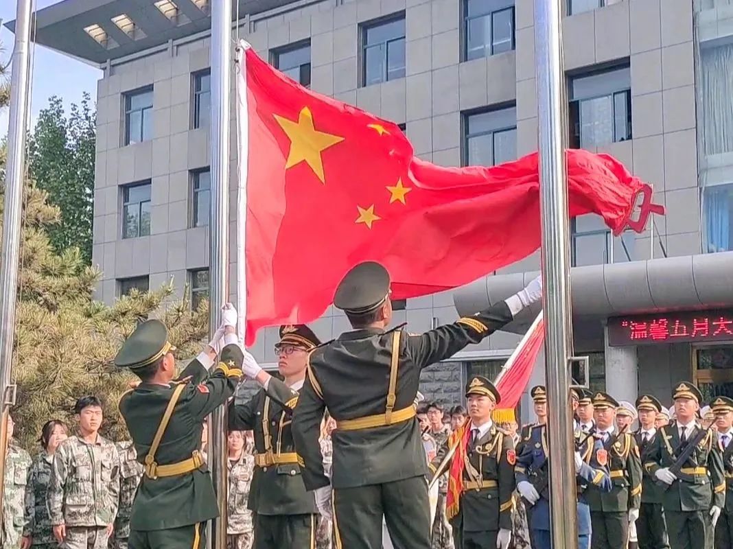温馨*月天五**感恩母亲节|泰山电校主题升旗仪式