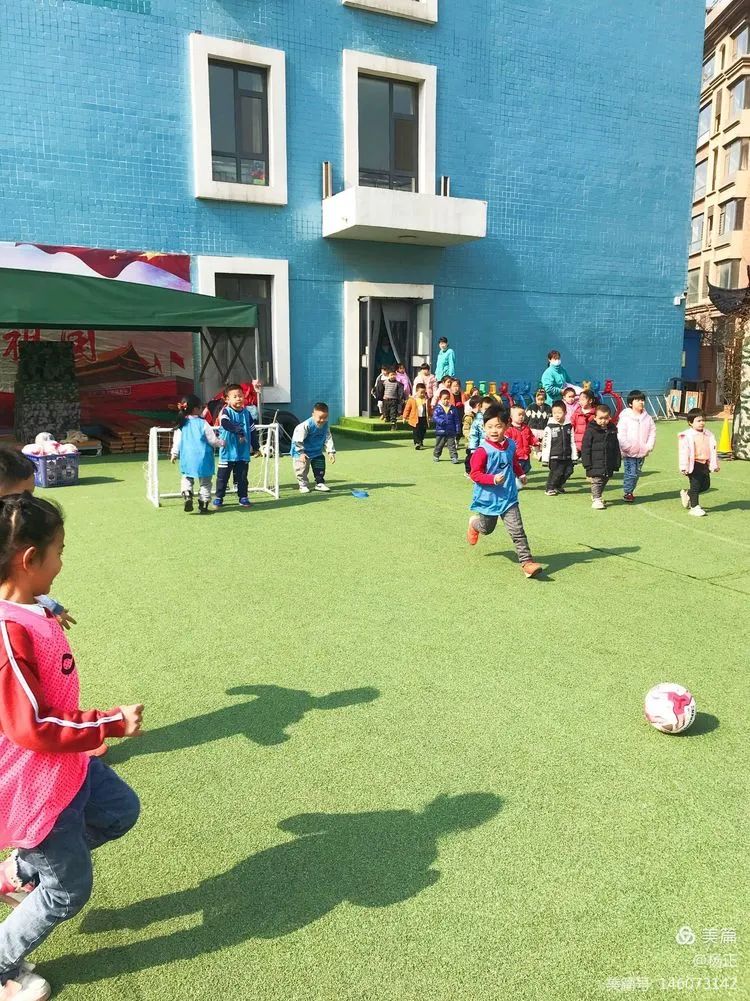 香蕉哥哥，一起动起来吧！奎文区实验幼儿园让更多的孩子逐梦绿茵
