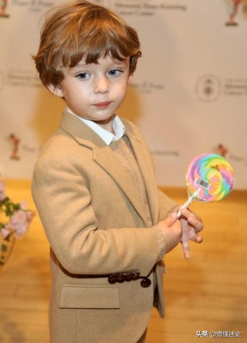 特朗普最小的儿子和最大的孙子,特朗普的小儿子今年几岁