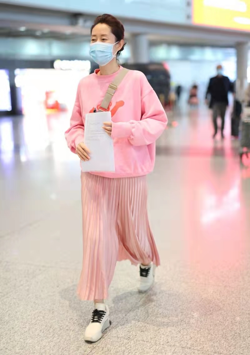 刘敏涛粉色系穿搭,刘敏涛穿裙装够自信长腿有多纤细
