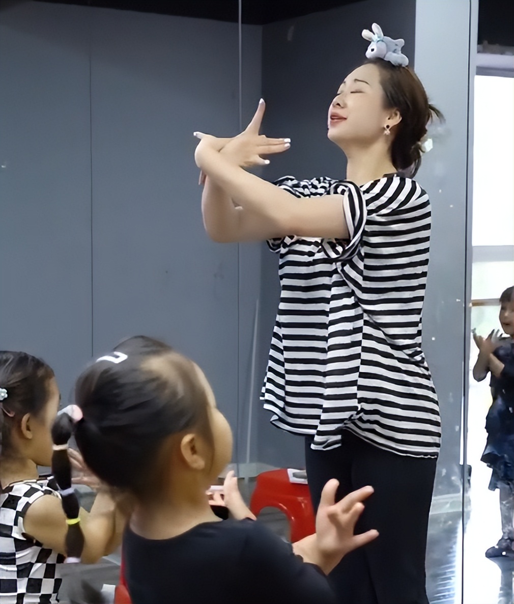 拉丁舞最火的老师教学直播间,最火拉丁舞老师教跳拉丁舞