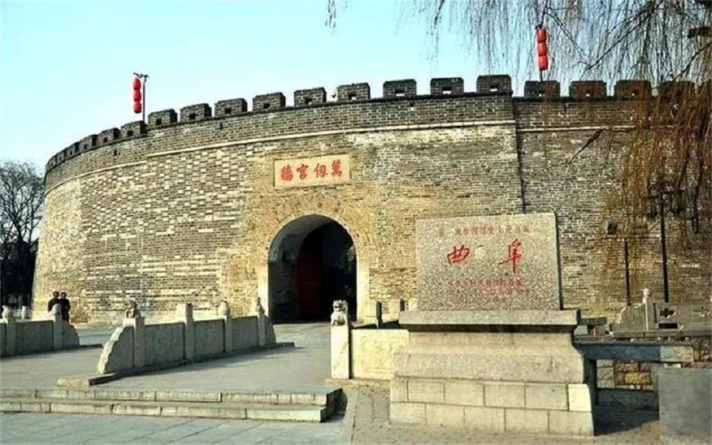 52年毛主席游孔庙，对旁人打趣地说道：我考考你们，孔子姓什么？