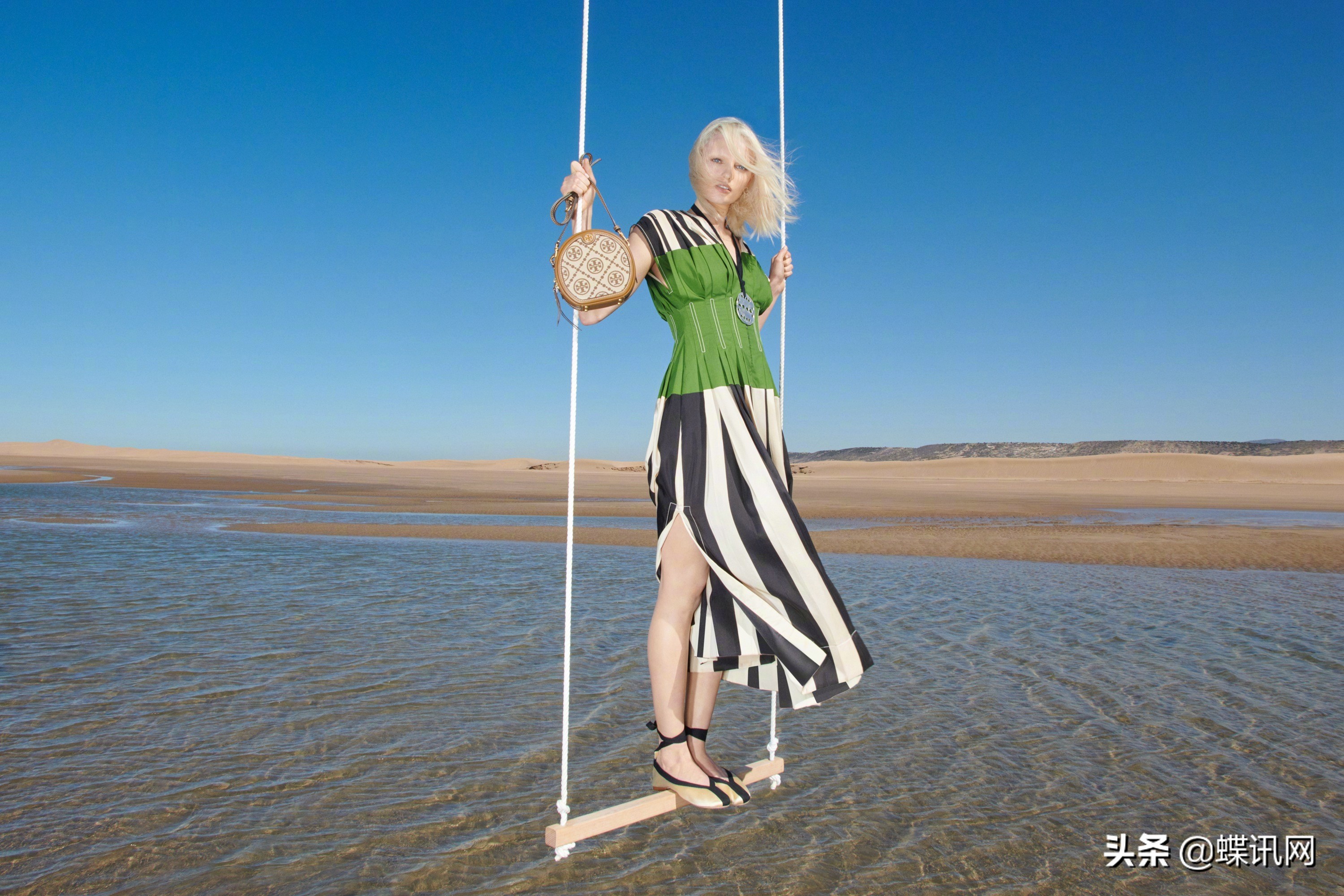 toryburchlogo广告牌,toryburch广告