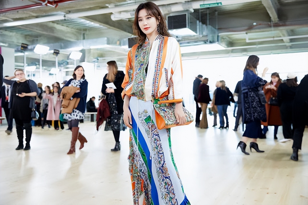 闪耀的她秦岚穿搭同款黄色连衣裙,秦岚身着toryburch2022