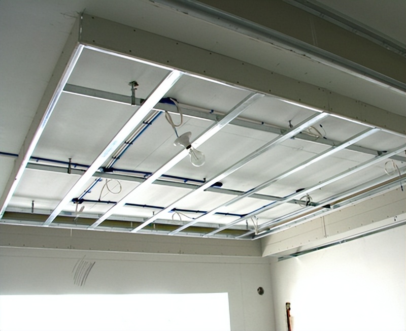 轻钢龙骨吊顶与木龙骨吊顶贵多少,装潢吊顶用木龙骨好还是轻钢龙骨