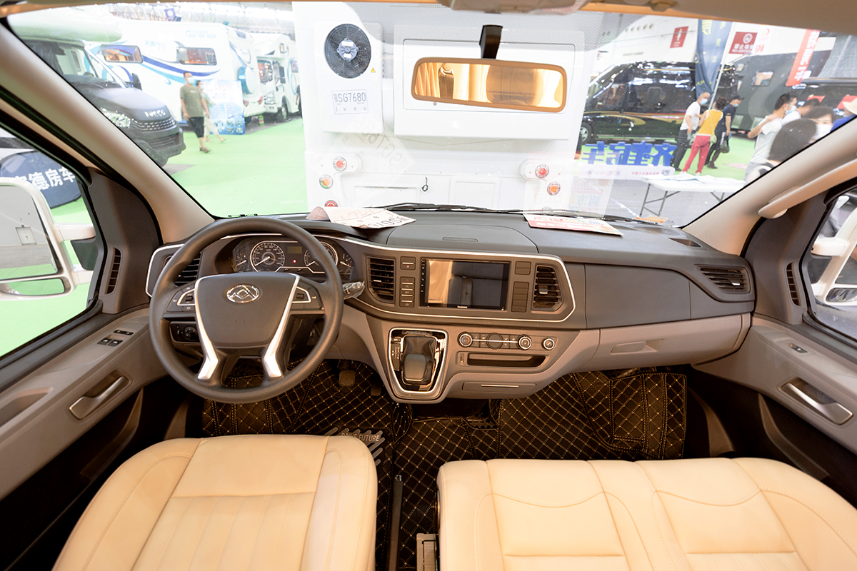 升顶b型房车可睡六人,升顶4座旅居车