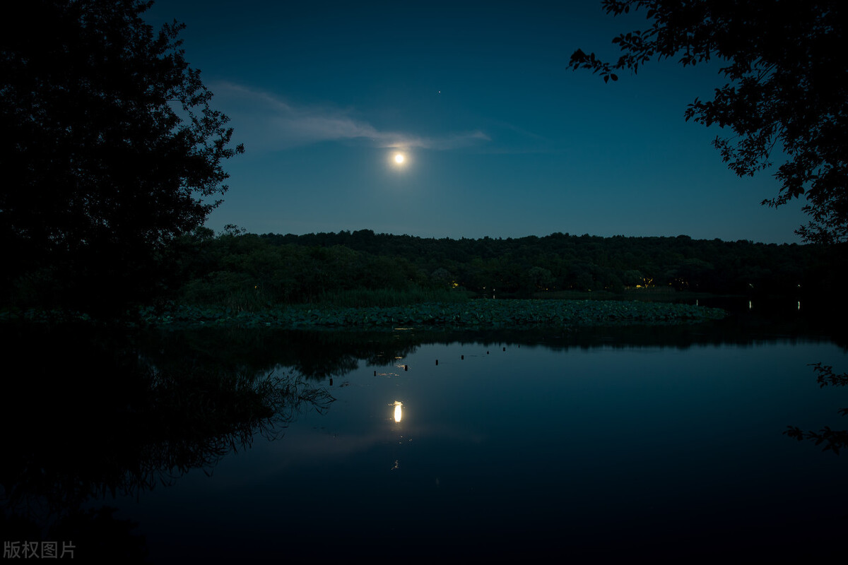 描写水面如镜的诗句,形容水清的优美诗句