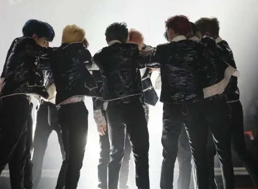 荒唐！演唱会门票炒到2W多，临开场也不降价，现场大片空位！