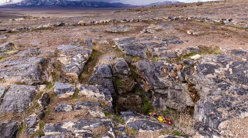 男子探险被卡在山洞里,男子进洞穴探险被卡住再没出来
