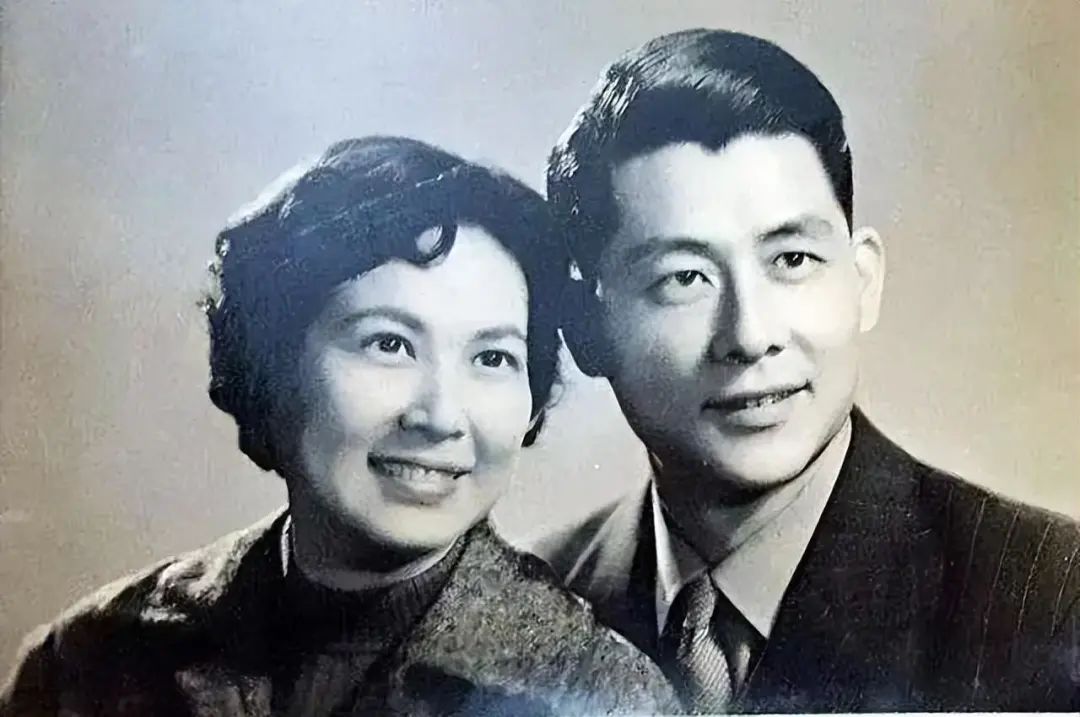 91岁电影演员王心刚近况,王心刚对妻子不离不弃