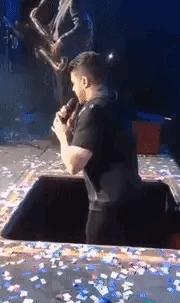 街头魔术大师秀操作，手法实在是太厉害了，找不出任何的破绽