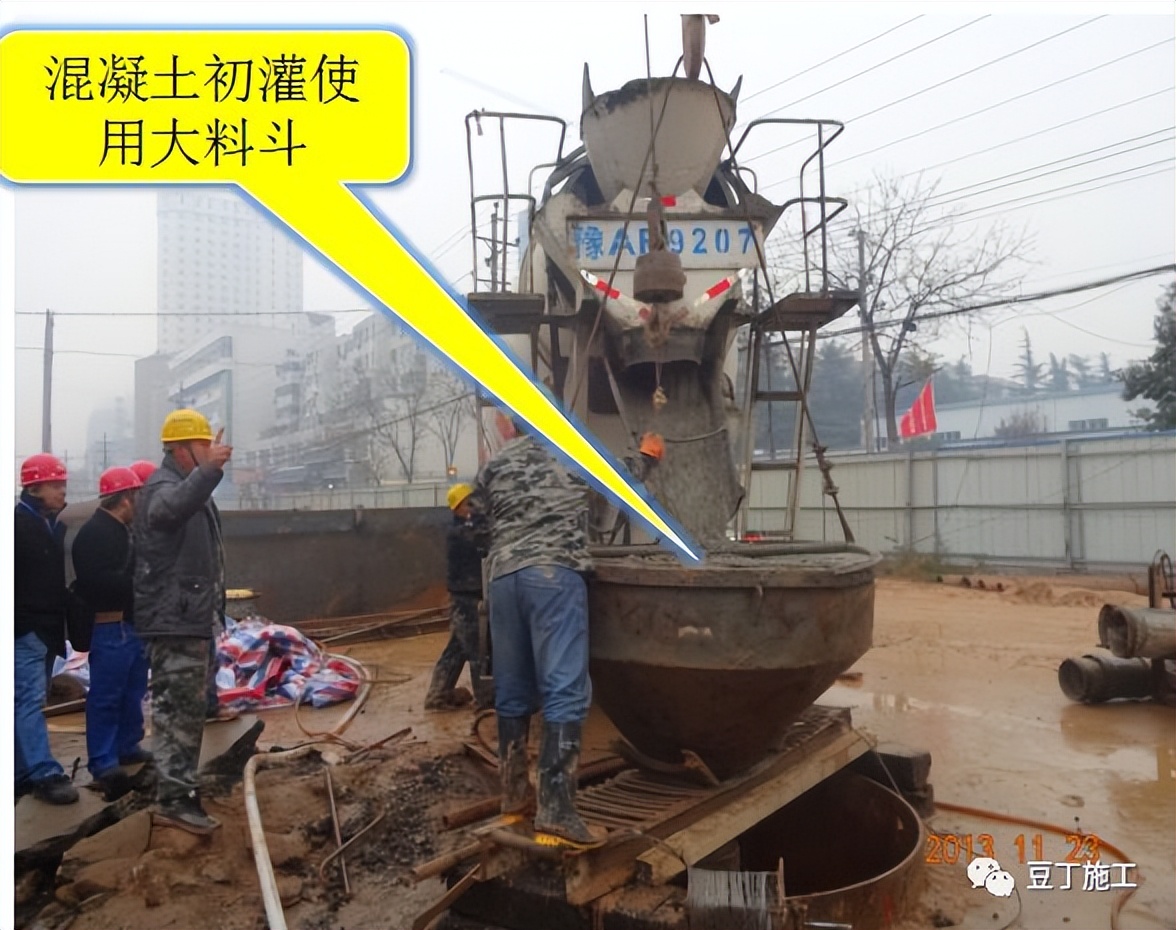 打桩过程中出现塌孔怎么处理,下钢筋笼声测管掉在桩孔里怎么办