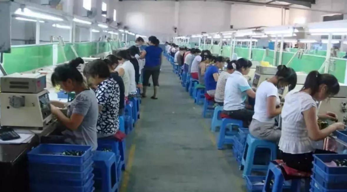 深圳工厂实录：喝酒、撩妹、玩游戏，低学历工人逃不掉的命运