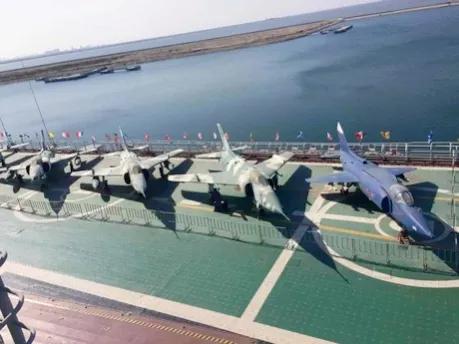 辽宁舰跟山东舰满载多少飞机,辽宁舰跟山东舰舰载机数量