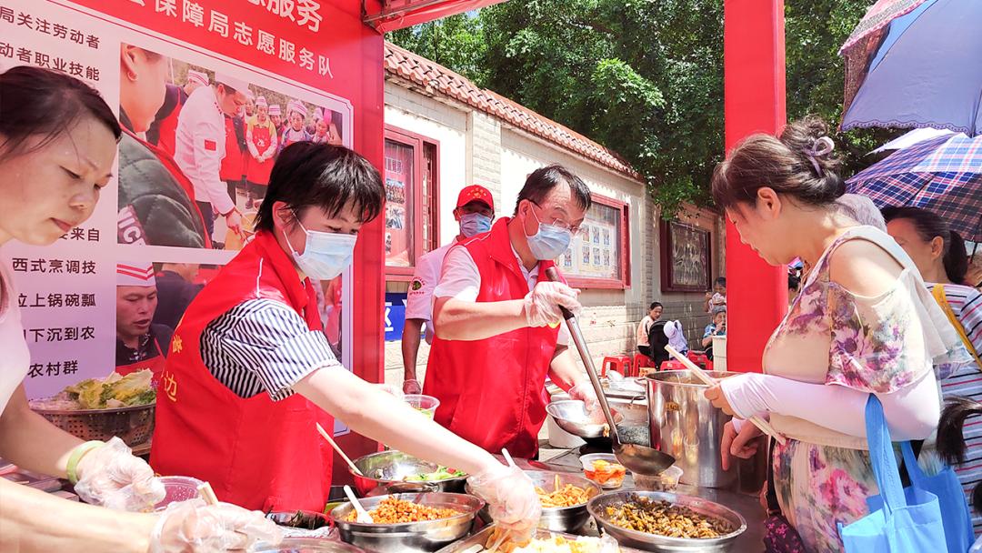 现场制作柳州螺蛳粉~跟着人社君看看这场志愿服务活动