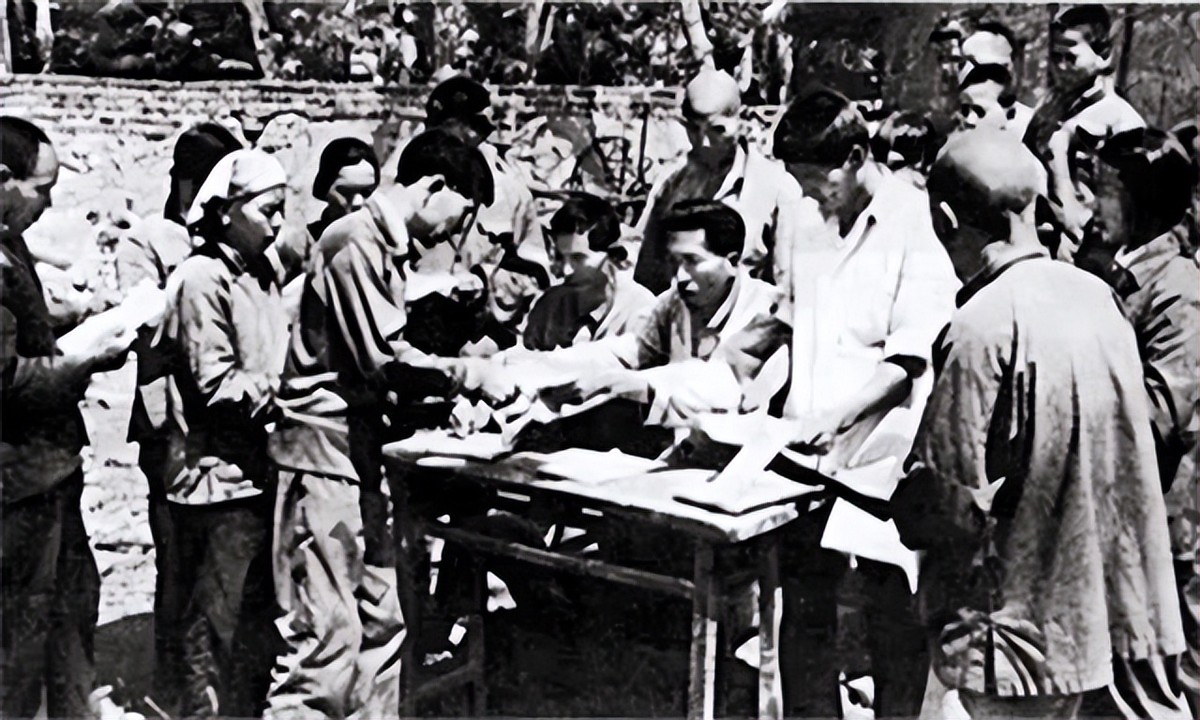 2002年万里到深圳莲花山，望见*小平邓**雕像，寒风中深深鞠了三个躬