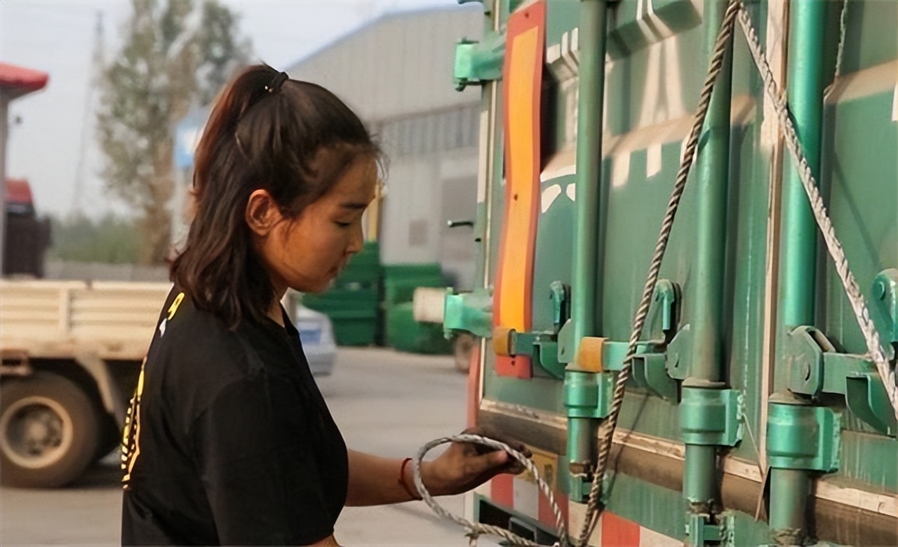 美女开18米大货车征婚,那年月入两万征婚的卡车女子现状