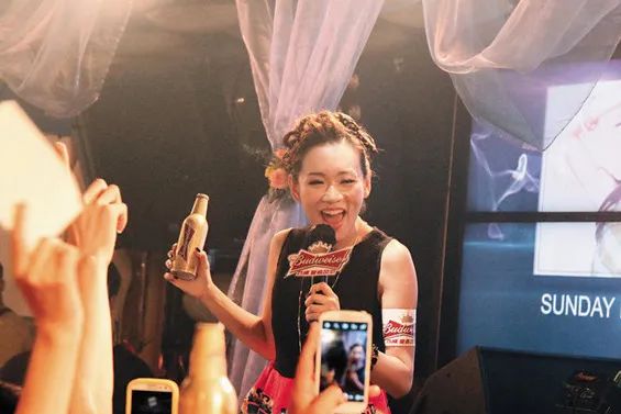 过气港姐冠军为赚钱“收费陪聊”?网友帮其说话:路人缘这么好?