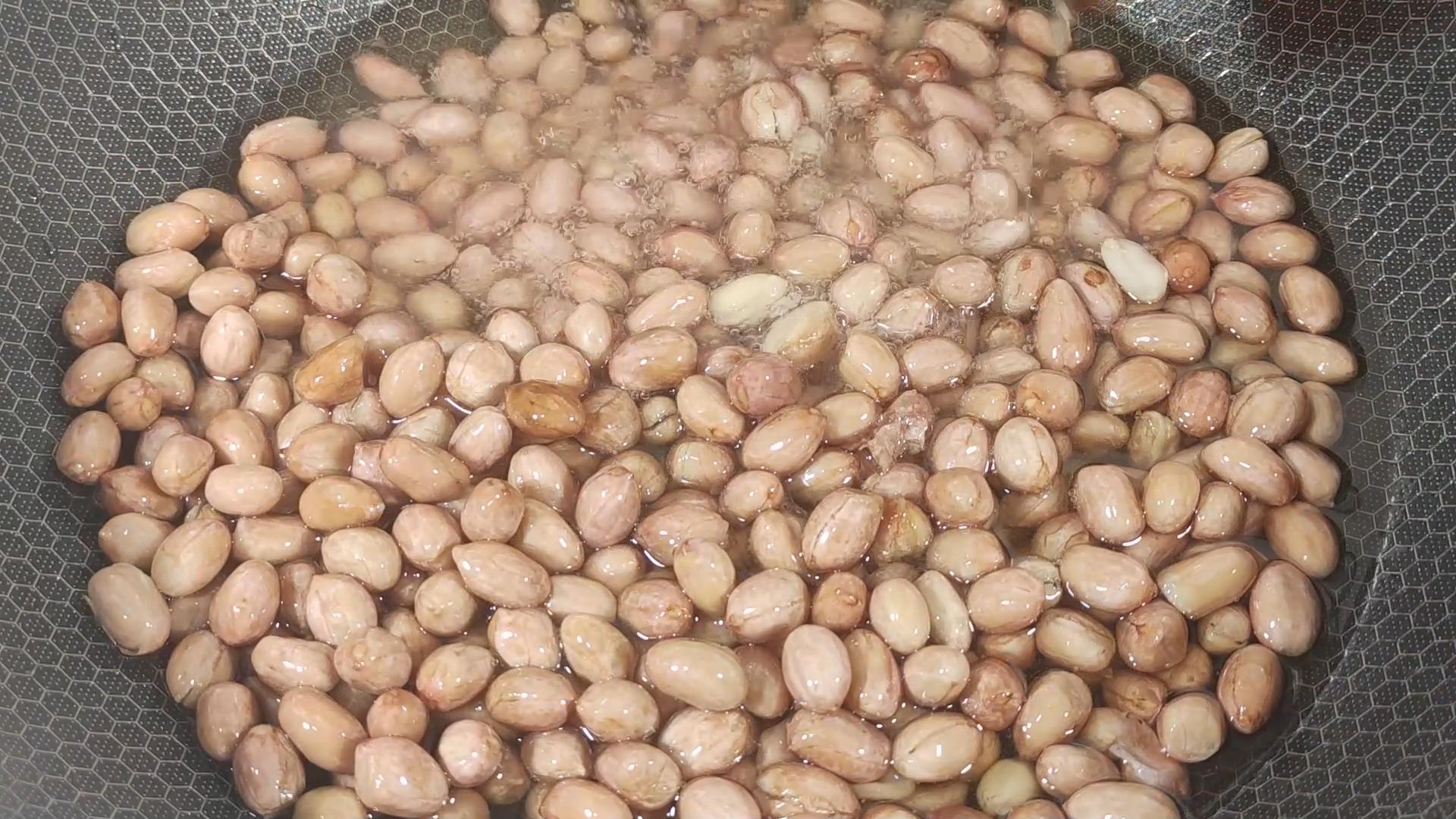 油炸花生米怎么放保持长久的酥脆,油炸花生米要不要泡一下