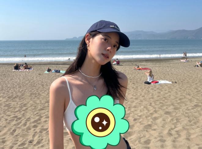 23岁的欧阳娜娜在海滩上穿着内衣露出身材的照片浮出水面。