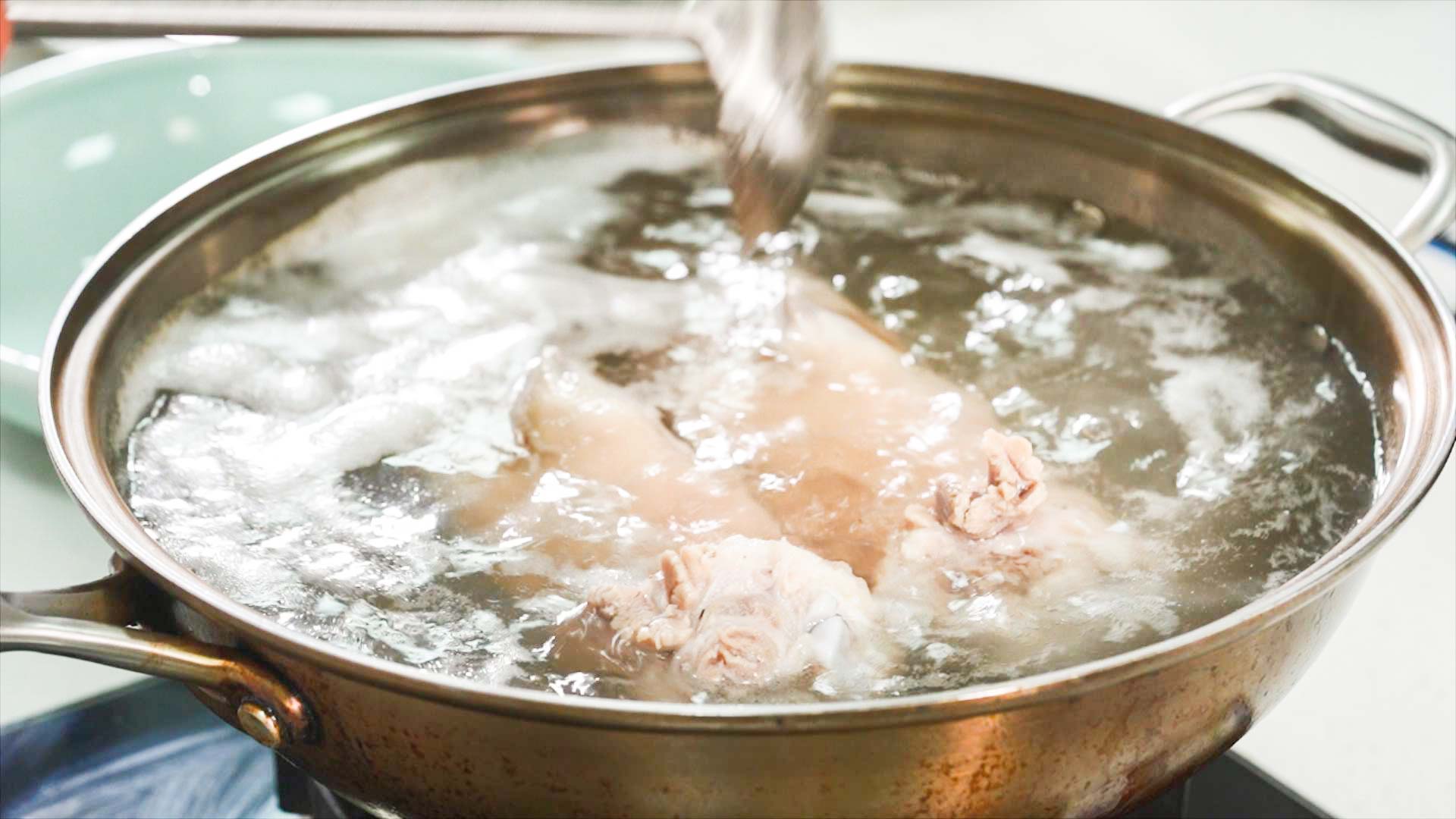 卤猪蹄怎么做才q弹劲道好吃,怎样卤猪蹄又香又软糯