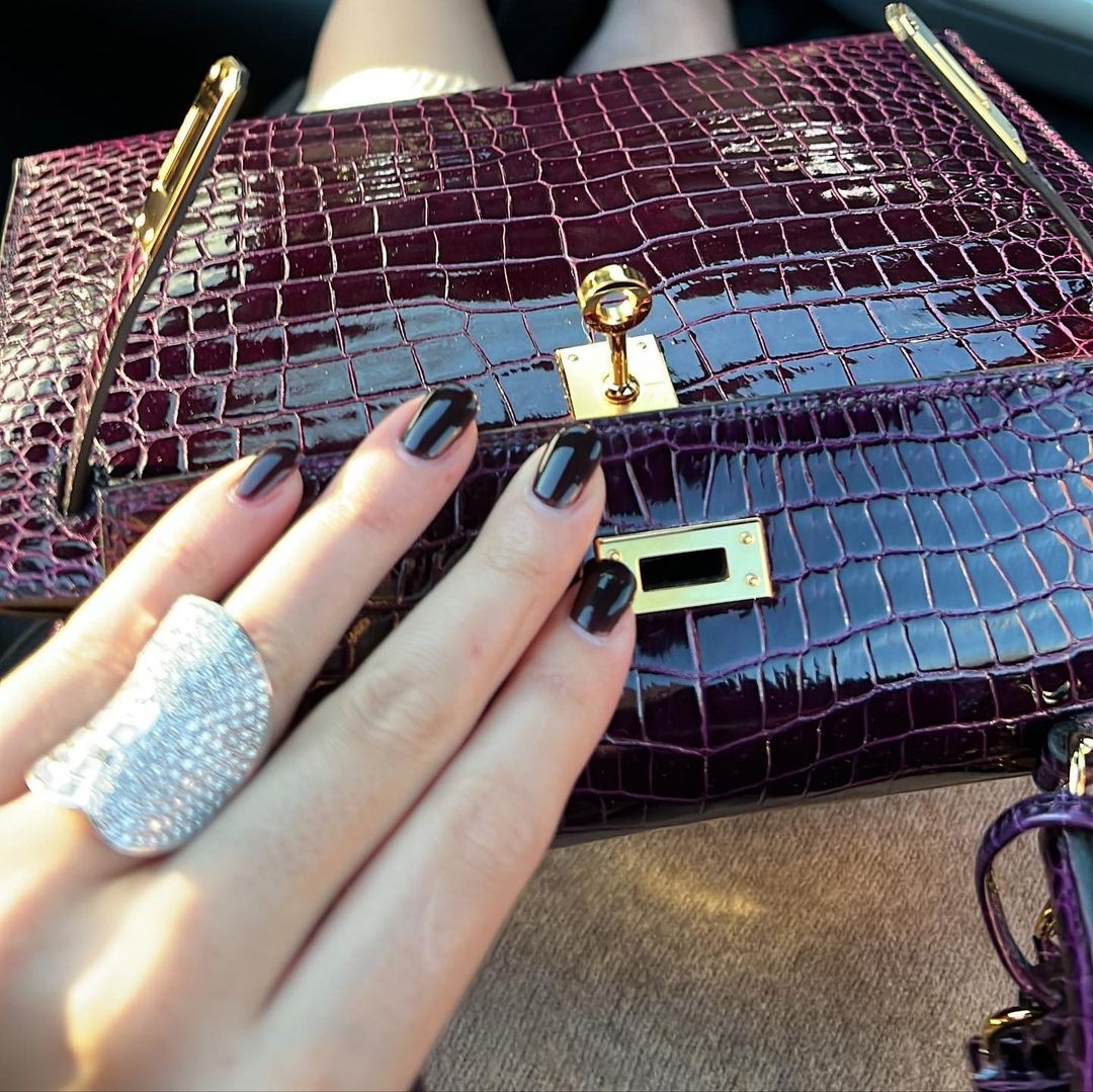 天生一对c罗对着乔治娜满脸宠溺,c罗穿红色西装和乔治娜出席典礼