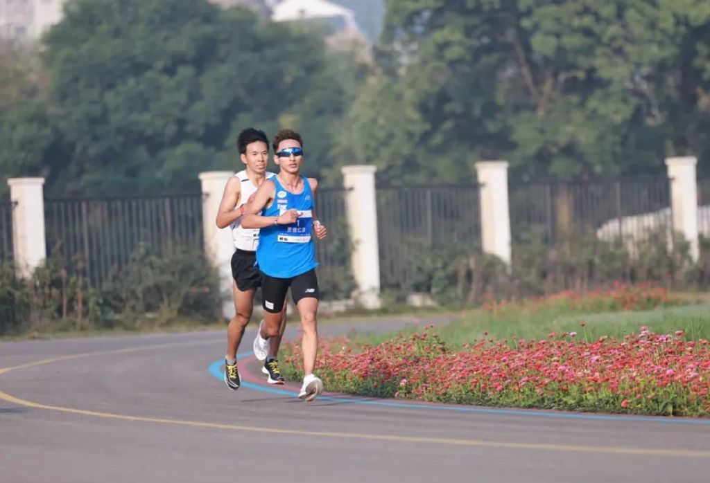 冠军的故事10个字,冠军的励志故事