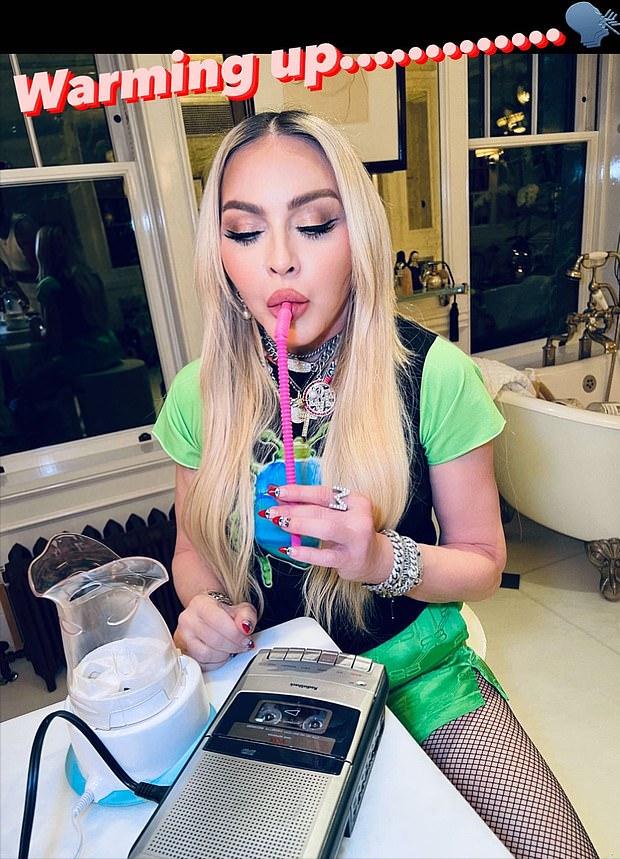 麦当娜16岁黑人儿子爱穿女装！抢妈妈的衣服穿，裹身长裙“妩媚”