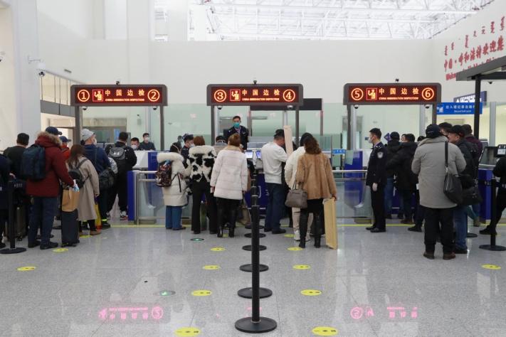 内蒙古首架入境“不隔离”航班平稳降落