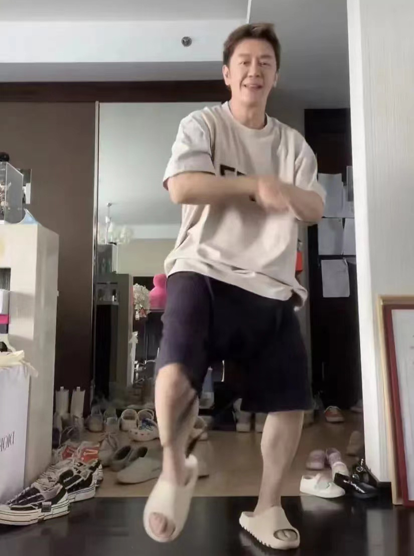 衣服鞋子满天飞,衣服鞋子堆积满地