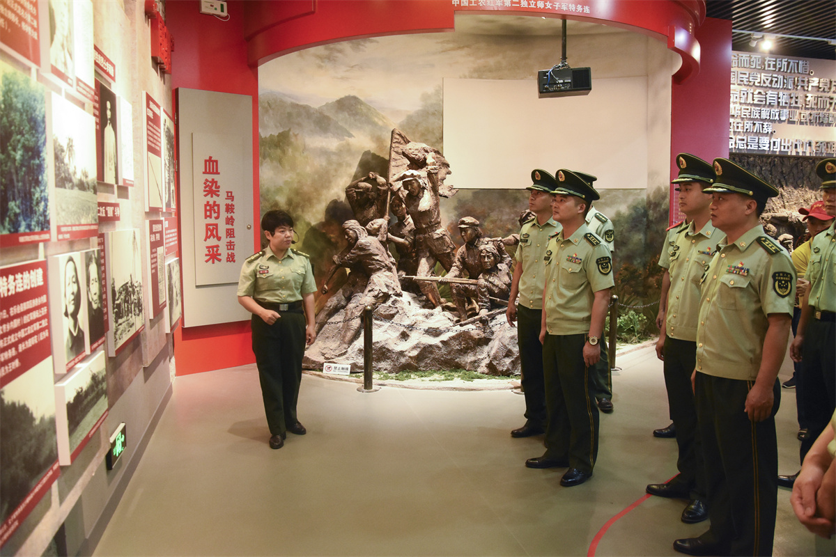 英姿飒爽守海疆金戈铁马铸忠魂,百舸争流千帆竞奋楫破浪立潮头