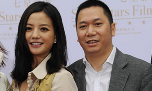 44岁赵薇近照穿红长裙,赵薇发福照片