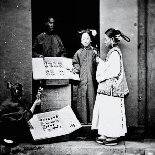 30张老照片:女子依洋人怀,*片鸦**烟枪手中持,白日梦中沉醉