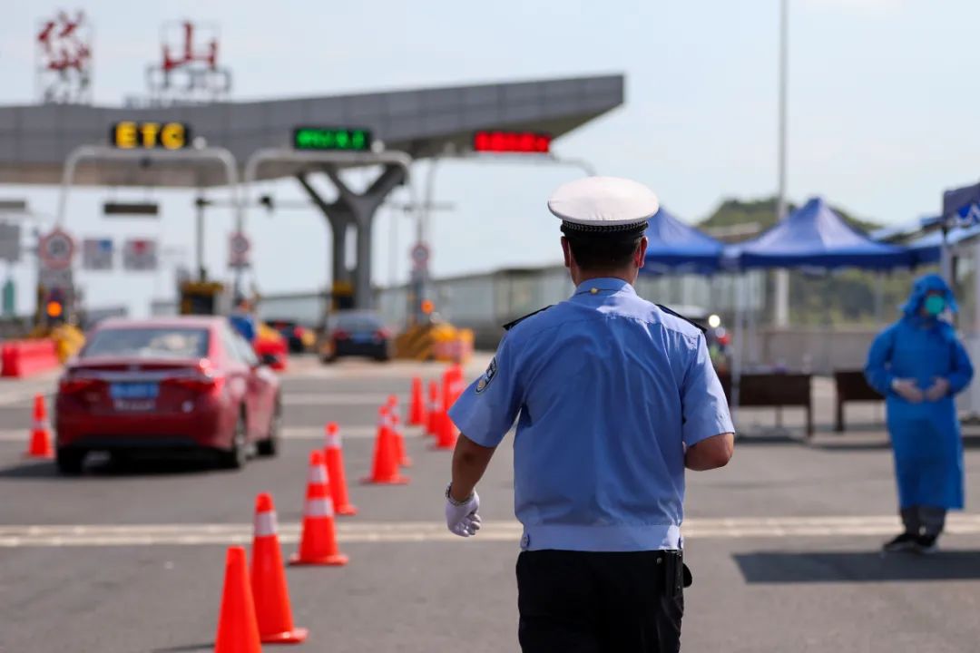 党旗在我们的心中高高飘扬,让党旗在基层一线高高飘扬
