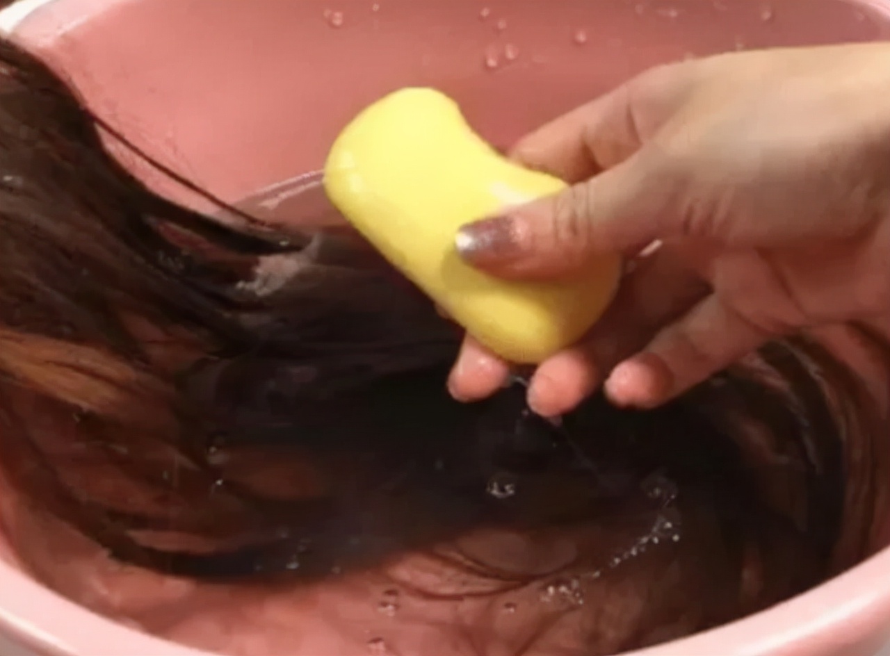 硫磺皂怎样洗头发,硫磺皂正确洗头发的方法