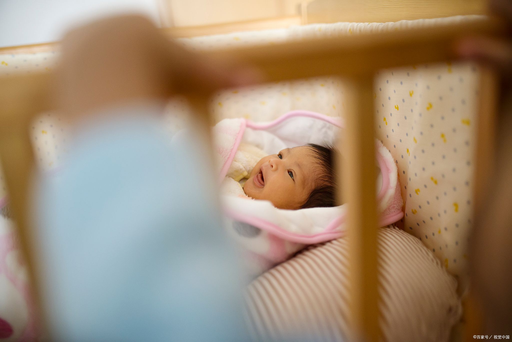 为什么有的新生儿会睡整觉,新生儿明明很困却不睡要怎么办