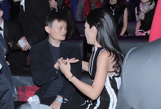 人走茶凉苏芒：封杀唐嫣被章子怡踹掉，毁伊能静婚礼被洪晃暗讽