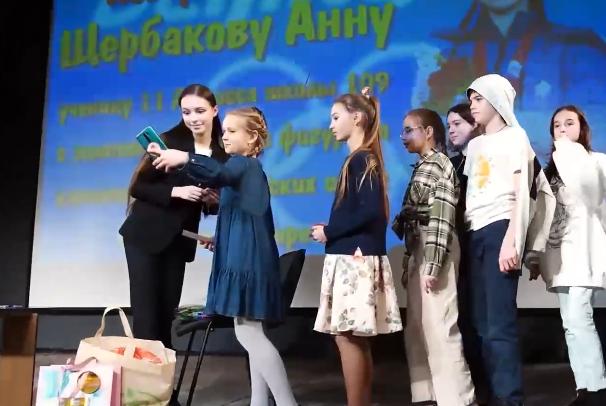 莎莎回家乡，人人都爱银牌！K宝收巨大花篮，千金童年萌照曝光