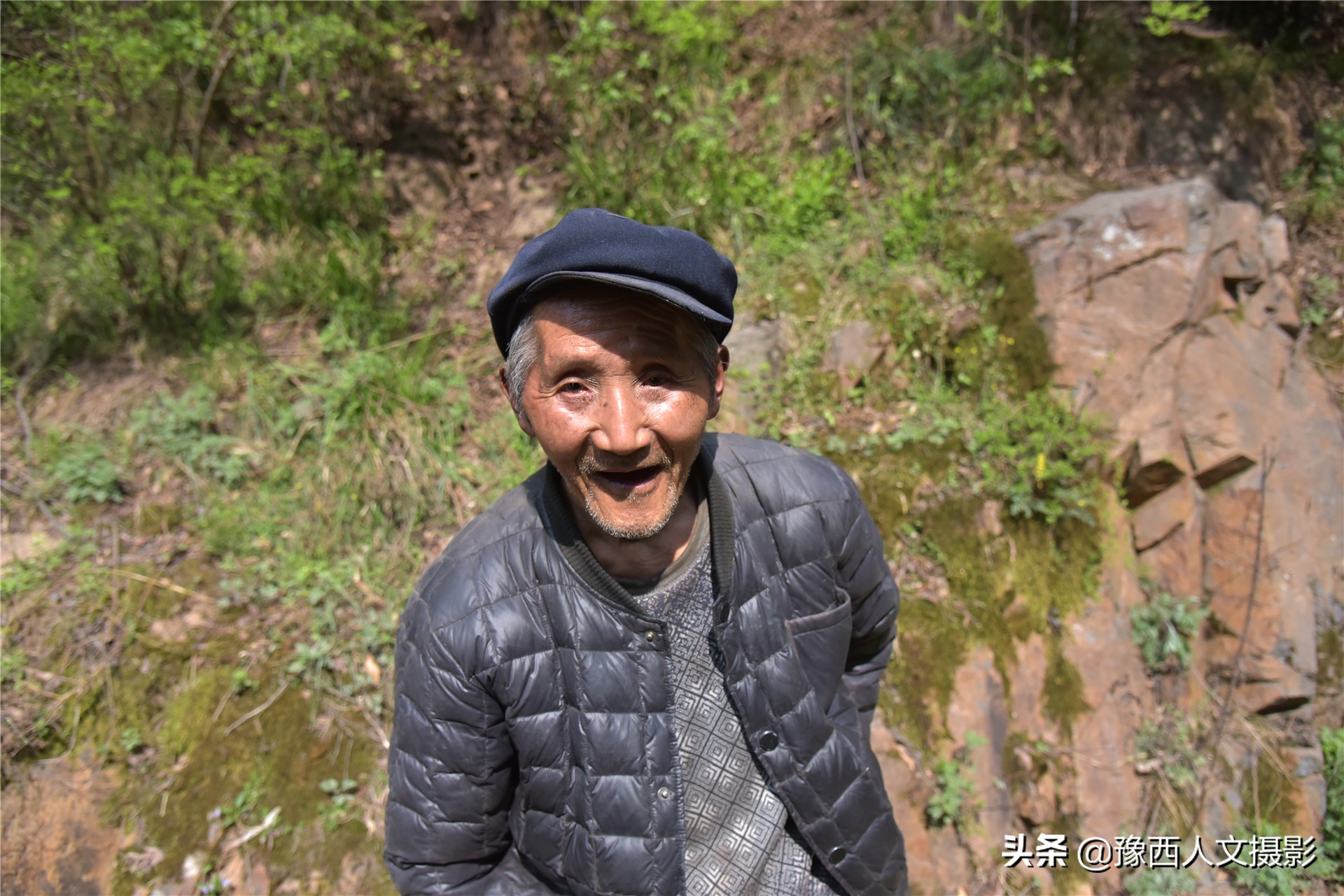 74岁大叔住深山不见人，天天跟老伴儿“捉迷藏”，买一袋盐吃半年