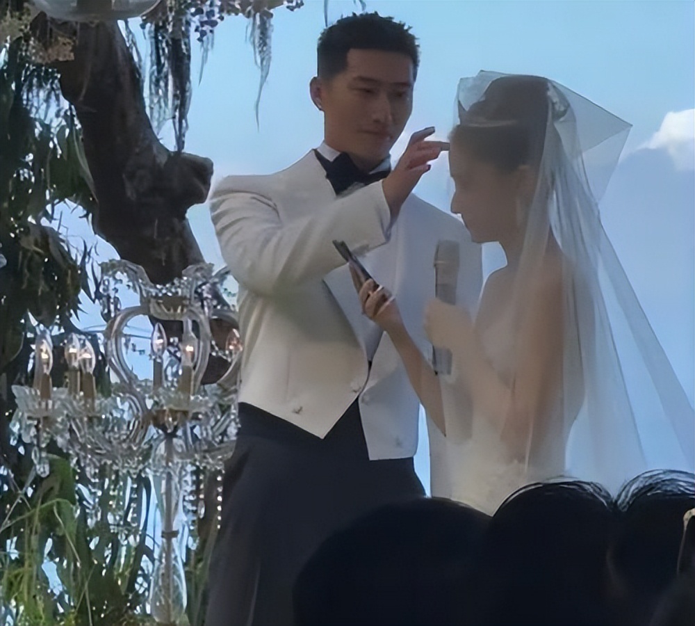 何超莲称婚礼是窦骁包办,何超莲窦骁婚礼获祝福