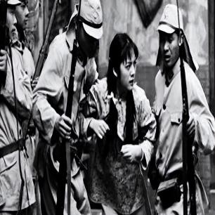 高清老照片：旗人格格大腿岔开豪放洗衣，地主三妻四妾不输女明星