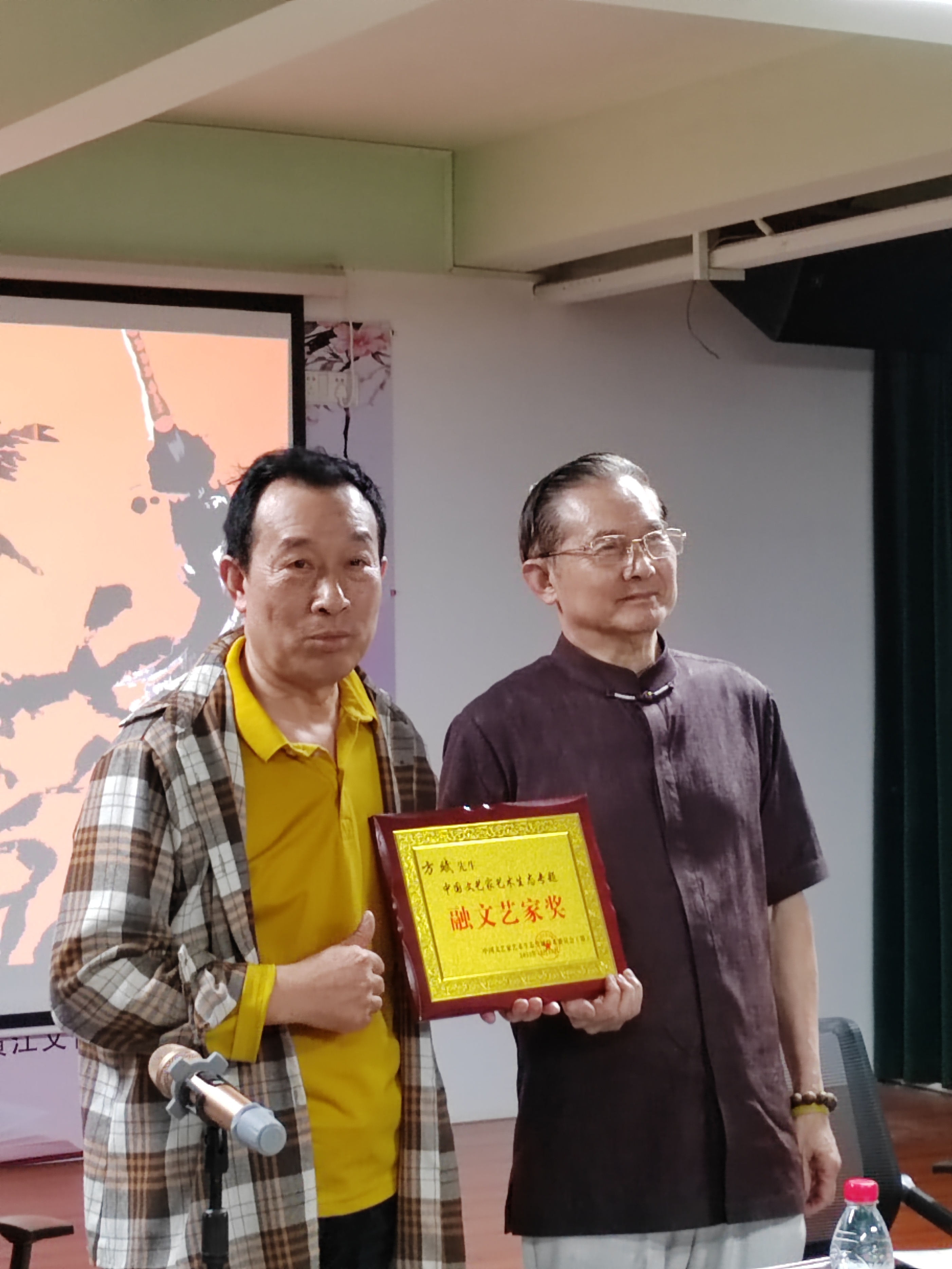 碑作底色写“四体”书为媒介聚莞城