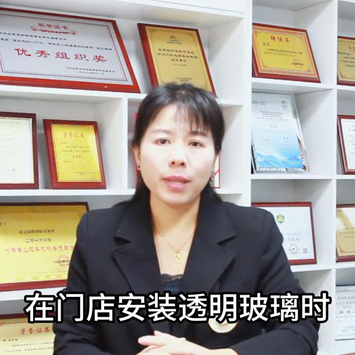 路人撞到玻璃是谁的责任,路人撞到行驶中的车责任归谁