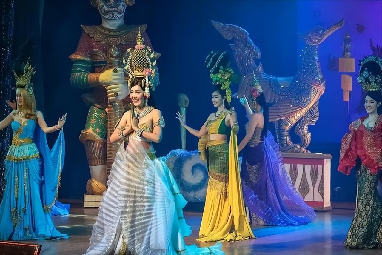 泰国人妖凄惨的晚年生活：提前步入老年生活，背后都是心酸的一幕